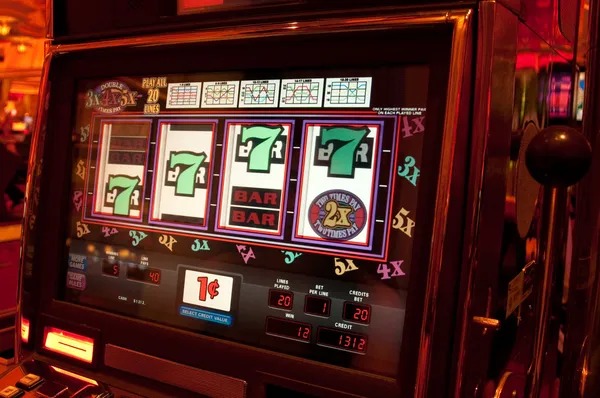 auto bola Hot Pot live dealer table with cards displayed and betting positions visible