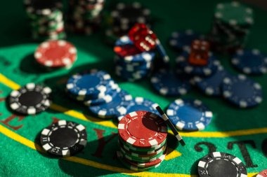 auto bola Hot Pot game displayed on mobile phone with betting controls and live dealer feed